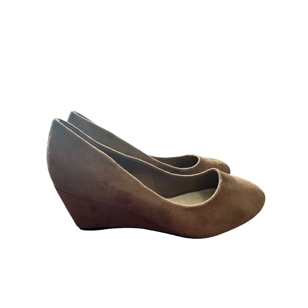 Greaton u Wedge Pumps Womens 10 Taupe Brown Suede‎ Round Toe Heels Excellent